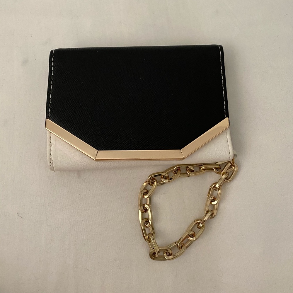 New without tags Guess wristlet